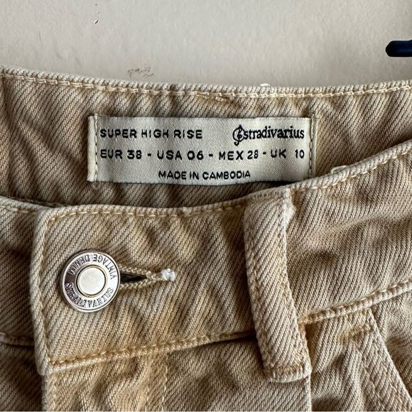 Stradivarius • Super High‎ Rise Cuffed Camel Shorts - Picture 2 of 7